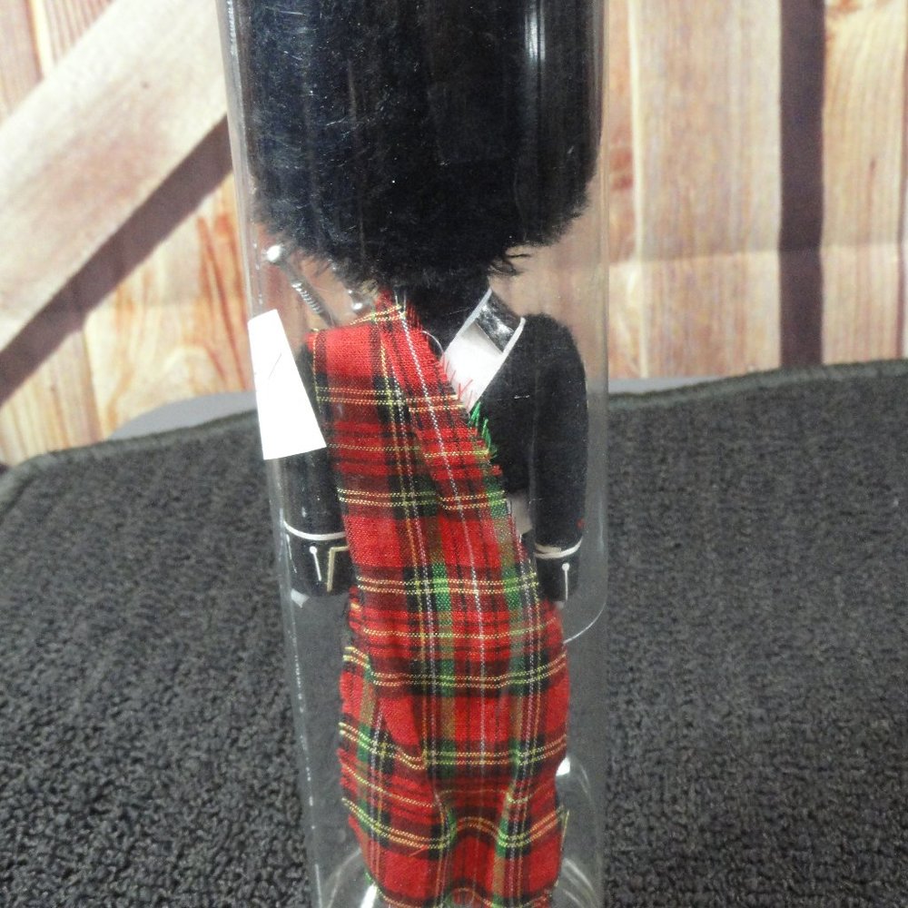 Scottish Bagpipe Vintage Guard Sleepy eyes Doll in Kilt~in protective tube~CUTE - Picture 4 of 4